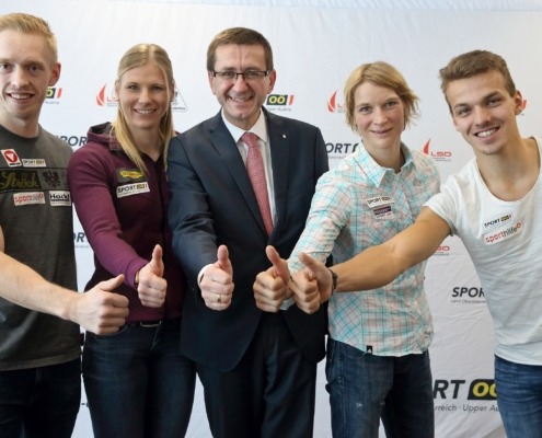 v.l.: Rainer Kepplinger, Rudern, Verena Preiner, Leichtathletik/Mehrkampf, Wirtschafts- und Sport-Landesrat Markus Achleitner, Sabrina Filzmoser, Judo, Julian Schöberl, Rudern.