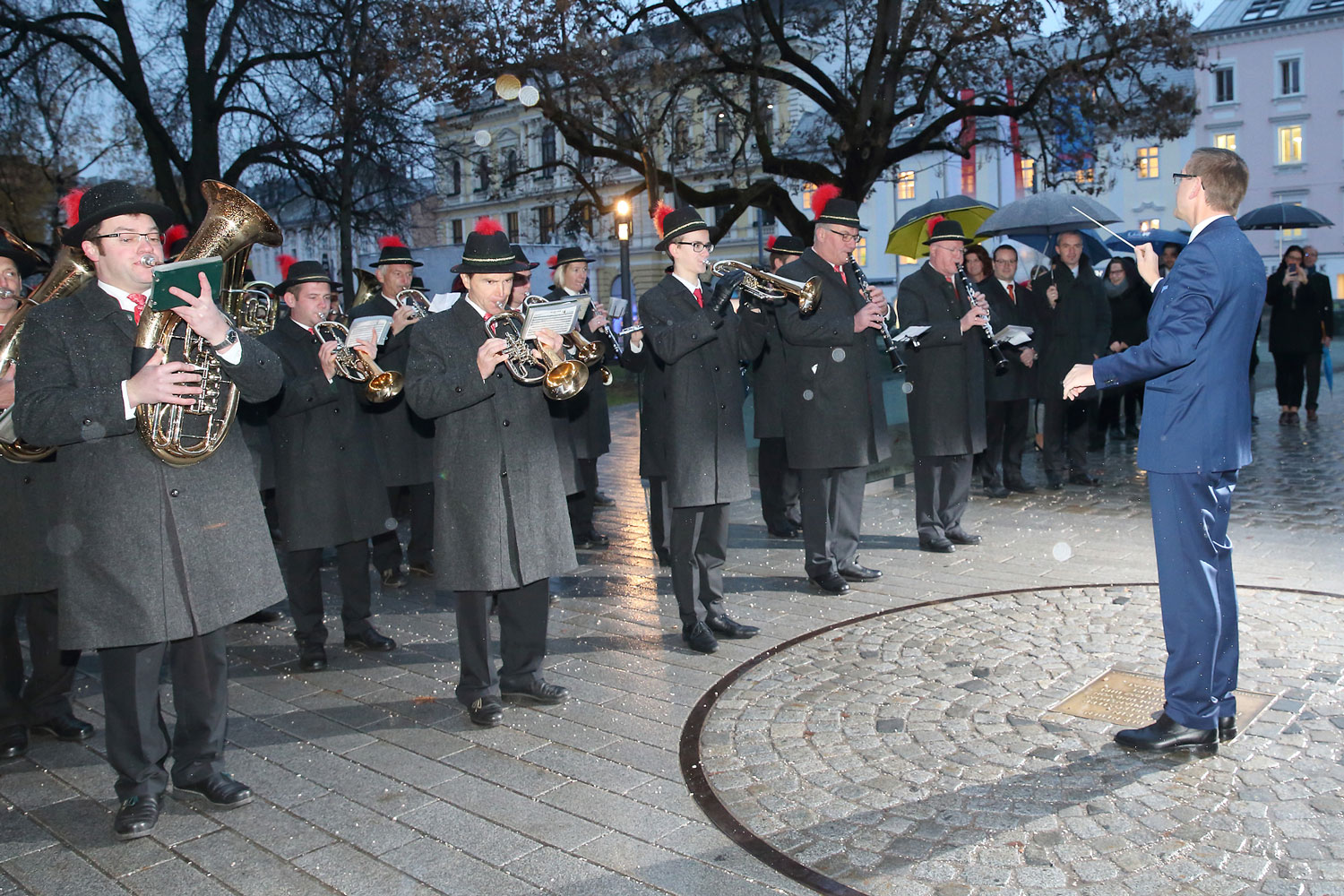 LR Achleitner beim Dirigieren der Musikkapelle