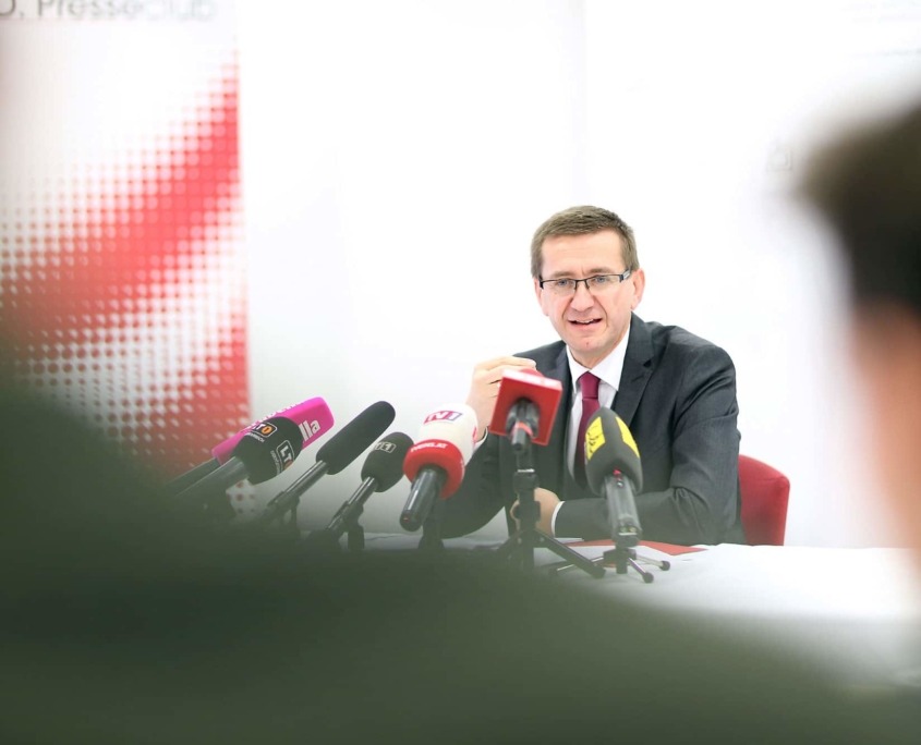 LR Achleitner bei Pressekonferenz