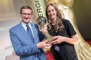 v.l.: Wirtschafts- und Energie-Landesrat Markus Achleitner mit Petra Dominguez vom Amt der Landeshauptstadt Bregenz, dem Gesamtsieger mit dem Projekt: „Gut-Geh-Raum“ der Schule Schendlingen mit dem Film „Selbstständig zur Schule“.