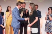 v.l.: Wirtschafts- und Energie-Landesrat Markus Achleitner gratuliert Petra Dominguez vom Amt der Landeshauptstadt Bregenz zum Gesamtsieg mit dem Projekt: „Gut-Geh-Raum“ der Schule Schendlingen mit dem Film „Selbstständig zur Schule“.