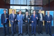 v.l.: Peter Riepl (Riepl Riepl Architekten), Hans-Peter Weiss (GF BIG), Wirtschafts- und Forschung-Landesrat Markus Achleitner, Bürgermeister Linz Klaus Luger, LH Thomas Stelzer, JKU-Rektor Meinhard Lukas, Prof. Georg Steinbichler (Sprecher LIT Factory).