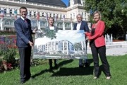 Hinter dem Kongress- und Theaterhaus in Bad Ischl wird das neue 130-Betten-Hotel errichtet – v.l.: Wirtschafts- und Tourismus-Landesrat Markus Achleitner, DI Josef Öhlinger, Baufirma Kieninger, Mag. Herbert Ackerl, Dachstein Mountain Hotels und Appartements, und Bürgermeisterin Ines Schiller, Bad Ischl.