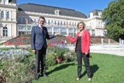 Hinter dem Kongress- und Theaterhaus in Bad Ischl wird das neue 130-Betten-Hotel errichtet – v.l.: Wirtschafts- und Tourismus-Landesrat Markus Achleitner und Bürgermeisterin Ines Schiller, Bad Ischl.