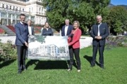Hinter dem Kongress- und Theaterhaus in Bad Ischl wird das neue 130-Betten-Hotel errichtet – v.l.: Wirtschafts- und Tourismus-Landesrat Markus Achleitner, DI Josef Öhlinger, Baufirma Kieninger, Architektin Inge Krebs-Hinterwirth, Mag. Herbert Ackerl, Dachstein Mountain Hotels und Appartements, Bürgermeisterin Ines Schiller, Bad Ischl, Dkfm. Stephan Köhl, Geschäftsführer Tourismusverband Bad Ischl.