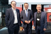 v. l.: Univ.-Prof. Mag. Dr. Stefan Koch (JKU), Wirtschafts-Landesrat Markus Achleitner, FH-Prof. Dr. Andreas Zehetner (FH Oberösterreich)