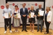 Verleihung des Landes-Sportehrenzeichens in Gold – v.l.: Stanislav Vala (Sportler, Leichtathletik), Karin Peer (Funktionärin, ATSV Timelkam), Wirtschafts- und Sport-Landesrat Markus Achleitner, Victoria Hahn (Sportlerin, Gewichtheben), Anton Hofmann (Funktionär, Volleyball-Club Esternberg) sowie Präsidentin Brigitte Casny, aktuell Vorsitzende der Landessportorganisation.