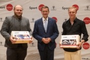 Ein Danke zum Abschied und Gratulation zu einer beeindruckenden Sport-Karriere: Wirtschafts- und Sport-Landesrat Markus Achleitner mit Judoka Daniel Allerstorfer (l.) und Turner Severin Kranzlmüller (r.).