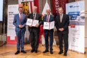 v.l.: Wirtschafts- und Forschungs-Landesrat Markus Achleitner, Ehrenringträger Univ.-Prof. Mag. DDr. Johann Höller, Ehrenringträger Hofrat Prof. Dr. Hans Peter Zierl und Dr. Gerald Reisinger, Präsident der FH OÖ.