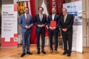 v.l.: Wirtschafts- und Forschungs-Landesrat Markus Achleitner, FH-Prof. DI Dr. Michael Rabl (Dekan der FH OÖ Fakultät Wels), FH-Professor Franz Maier und Dr. Gerald Reisinger (Präsident der FH OÖ).