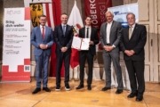 v.l.: Wirtschafts- und Forschungs-Landesrat Markus Achleitner, FH-Prof. DI Dr. Werner Christian Kurschl (Studiengangsleiter „Human-Centered Computing“), Jakob Reiter BSc MSc (Gewinner des Teufelberger Master-Thesis-Awards 2024), Mag. Florian Teufelberger (Teufelberger Holding AG) und Dr. Gerald Reisinger (Präsident der FH OÖ).