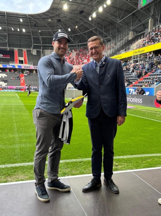 Landesrat Markus Achleitner mit Vincent Kriechmayr – Foto: Land OÖ