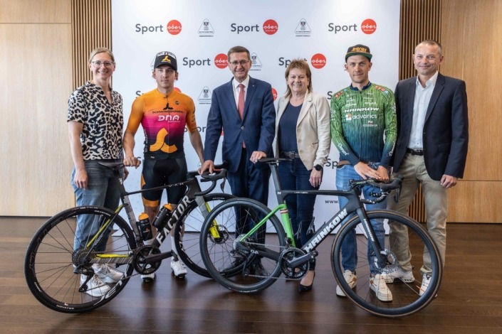 v.l.: Helga Mitmasser (Tourdirektorin), Marvin Hammerschmid (Schwingshandl Cycling Team), Wirtschafts- und Sport-Landesrat Markus Achleitner, Karin Hörzing (Vize_Bürgermeisterin Stadt Linz), Riccardo Zoidl (Team Hrinkow Advarics) und Alois Badegruber (Vize-Präsident des OÖ-Radsportverbandes).