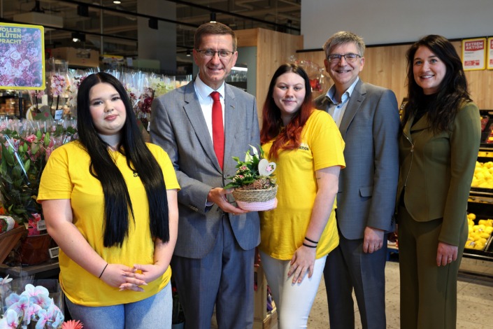 v.l.: BILLA-Lehrling Melissa Huber, Wirtschafts-Landesrat Markus Achleitner, BILLA-Lehrling Theresa Palmstorfer, Thomas Steingruber, BILLA-Vertriebsdirektor, und Mag.a Petra Spanlang, Vertriebsmanagerin Region 4 Oberösterreich.