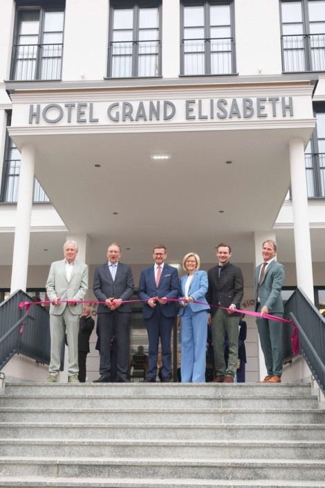 Offizielle Eröffnung des neuen Hotels Grand Elisabeth in Bad Ischl – v. l.: Mag. Herbert Ackerl (Vertreter der Eigentümer- und Errichtungsgesellschaft Bad Ischl HE GmbH), Carsten Schieck (CEO der Betreibergesellschaft Alpin Family), Wirtschafts- und Tourismus-Landesrat Markus Achleitner, Bürgermeisterin Ines Schiller, Philipp Zauner (Konditorei Zauner Bad Ischl und Vertreter der Eigentümer- und Errichtungsgesellschaft Bad Ischl HE GmbH), DI Josef Öhlinger (Baufirma Kieninger und Vertreter der Eigentümer- und Errichtungsgesellschaft Bad Ischl HE GmbH). – Foto: Land OÖ/Denise Stinglmayr
