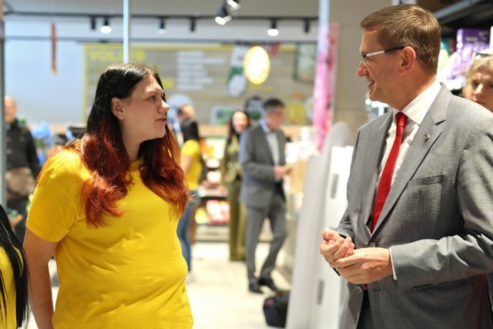 v.l.: BILLA-Lehrling Theresa Palmstorfer und Wirtschafts-Landesrat Markus Achleitner.
