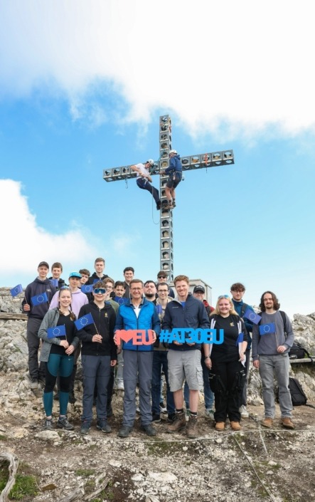 LR Achleitner am Europakreuz am Feuerkogel – Foto: Land OÖ/Denise Stinglmayr