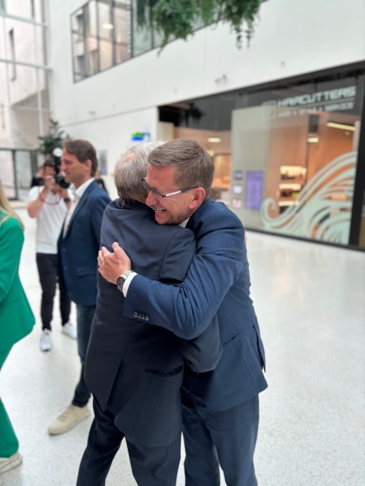 Wirtschafts-Landesrat Markus Achleitner mit Franz Hehenberger – Foto: Land OÖ