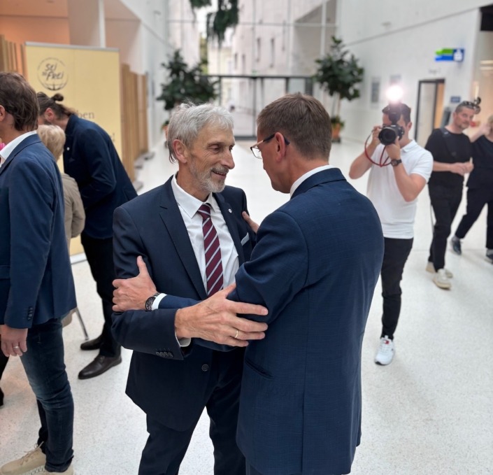 Wirtschafts-Landesrat Markus Achleitner mit Franz Hehenberger – Foto: Land OÖ