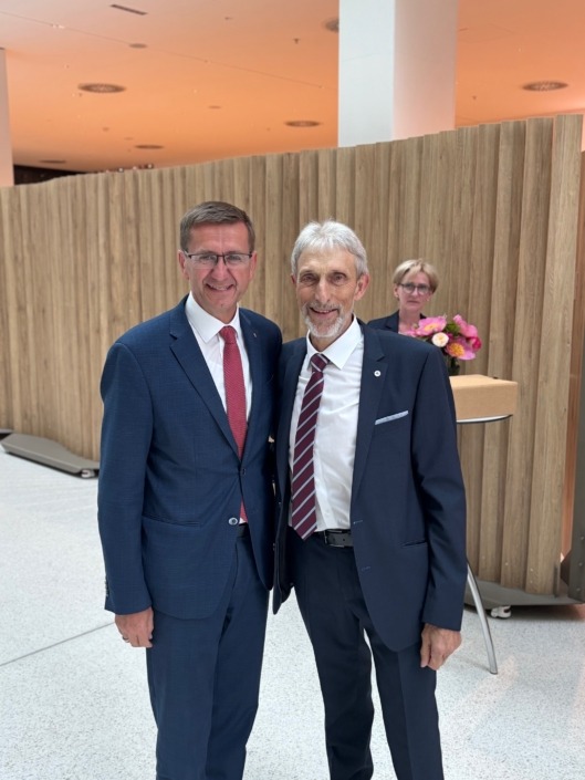 Wirtschafts-Landesrat Markus Achleitner mit Franz Hehenberger – Foto: Land OÖ