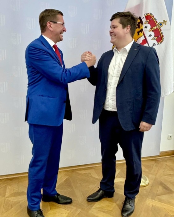 Landesrat Markus Achleitner mit JVP Obmann Raphael Kopf. Foto: Land OÖ