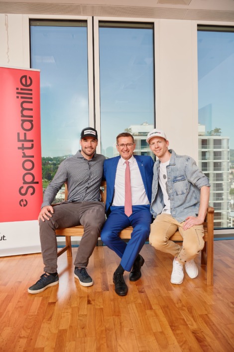 LR Achleitner mit Vincent Kriechmayr und Michael Hayböck – Foto: Land OÖ