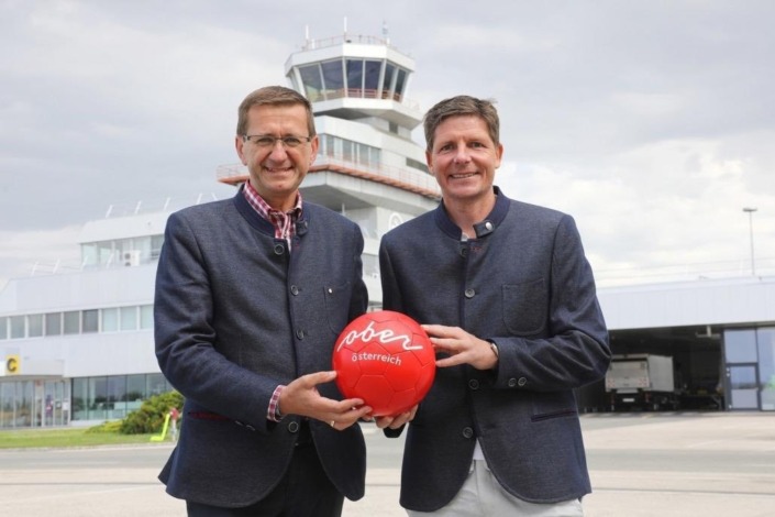 Wirtschafts- und Sport-Landesrat Markus Achleitner mit Oliver Glasner. – Foto: Land OÖ