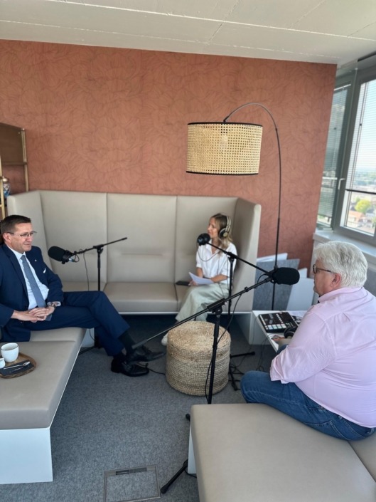 Wirtschafts-Landesrat Markus Achleitner bei der Aufnahme der 2. Folge des Podcast WHAT‘S UPper Austria – Foto: Land OÖ