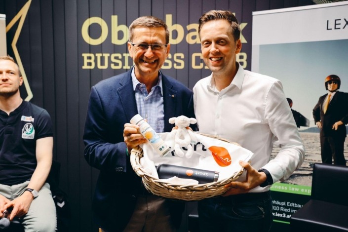 Wirtschafts- und Sport-Landesrat Markus Achleitner mit SV Ried Präsident Thomas Gahleitner – Foto: Land OÖ