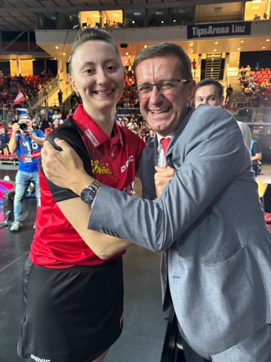 Wirtschats- und Sport Landesrat Markus Achleitner gratuliert Sofia Polcanova – Foto: Land OÖ