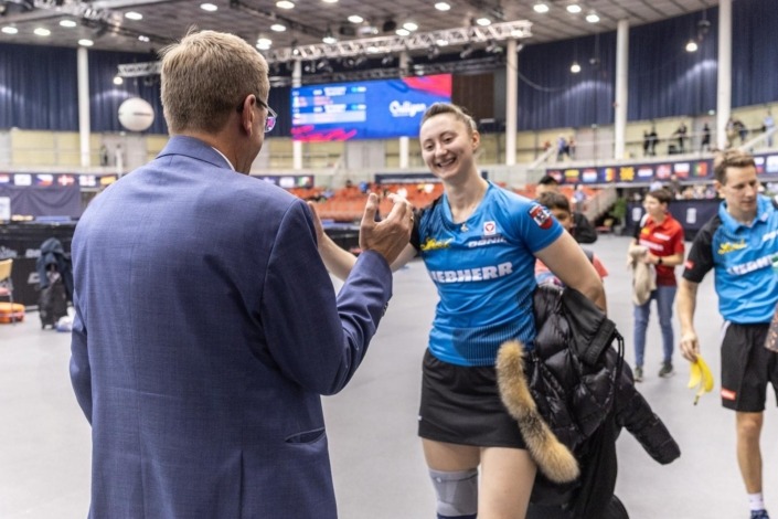 Wirtschats- und Sport Landesrat Markus Achleitner mit Sofia Polcanova – Foto: Land OÖ