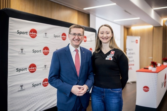 Wirtschats- und Sport Landesrat Markus Achleitner mit Sofia Polcanova – Foto: Land OÖ