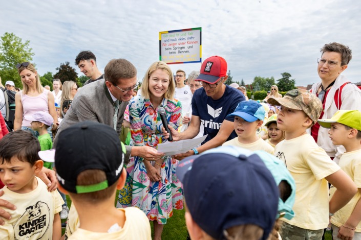 Landeshauptmann-Stv.in Christine Haberlander und Landesrat Markus Achleitner bei der Kindergartenolympiade – Foto: Land OÖ/Margot Haag