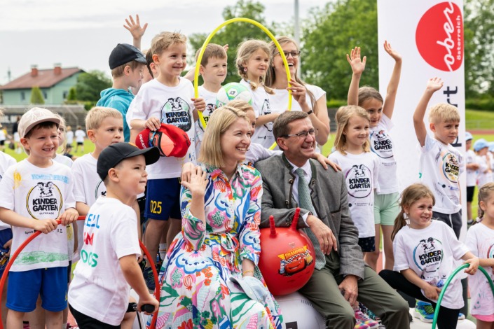 Landeshauptmann-Stv.in Christine Haberlander und Landesrat Markus Achleitner bei der Kindergartenolympiade – Foto: Land OÖ/Margot Haag