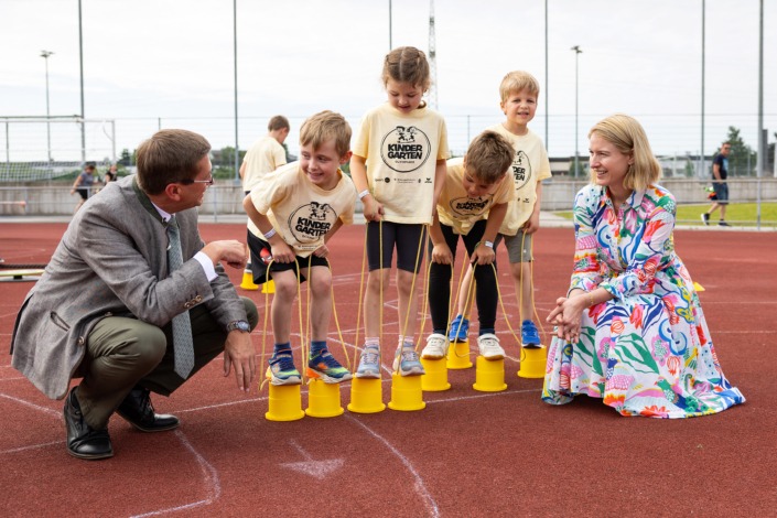 Landeshauptmann-Stv.in Christine Haberlander und Landesrat Markus Achleitner bei der Kindergartenolympiade – Foto: Land OÖ/Margot Haag