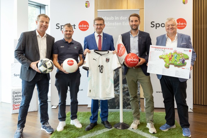 Wirtschafts- und Sport-Landesrat Markus Achleitner bei der Pressekonferenz Fußball-Trainingscamps in OÖ. – Foto: Land OÖ/Margot Haag