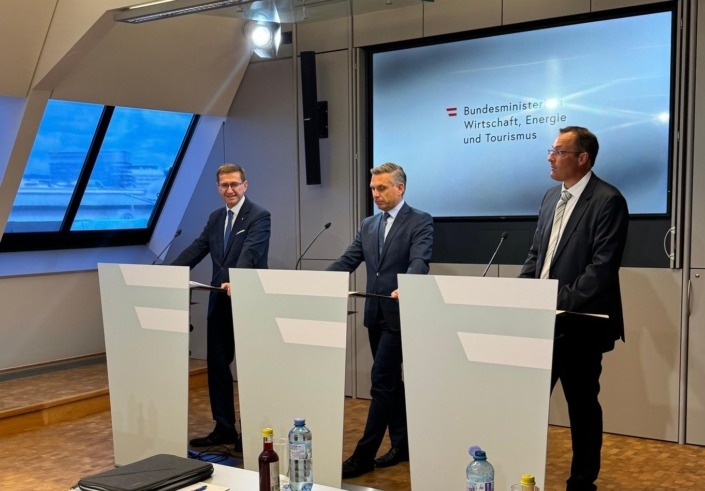 v.l.: Wirtschafts-Landesrat Markus Achleitner, Wirtschaftsminister Dr. Wolfgang Hattmannsdorfer und FH-Prof. DI Dr. Veit Kohnhauser, ASCII-Vorstand und Mitautor der Studie. – Foto: City Foto