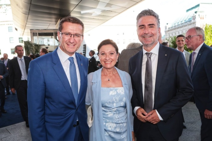 Wirtschafts-Landesrat Markus Achleitner beim Sommerfest der Raiffeisenlandesbank OÖ – Foto: Strobl