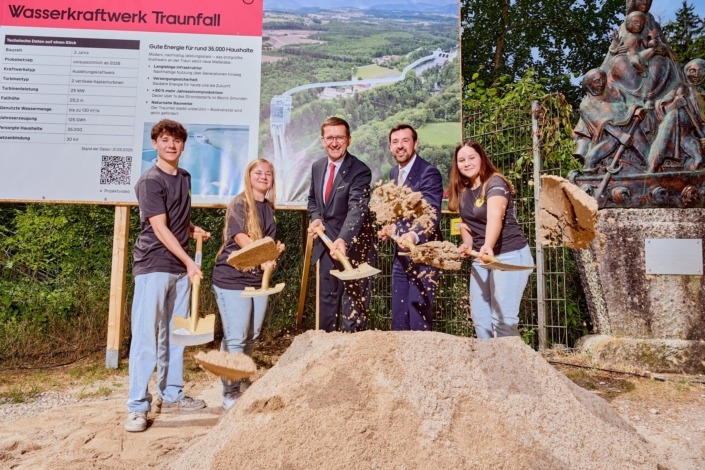 Wirtschafts-Landesrat Markus Achleitner beim Spatenstich des KW Traunfall – Foto: Land OÖ