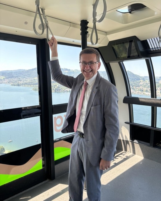Tourismus-Landesrat Markus Achleitner in der Seilbahn. – Foto: Land OÖ