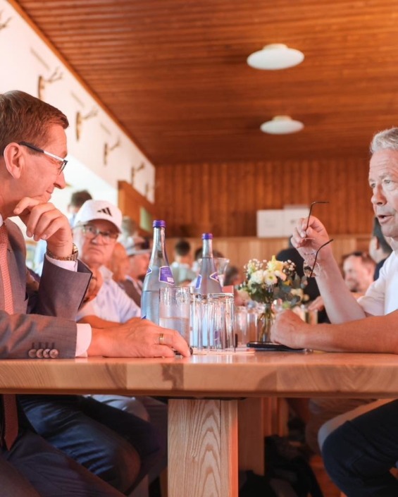 Wirtschafts-Landesrat Markus Achleitner im Gespräch. – Foto: Land OÖ
