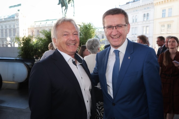 Wirtschafts-Landesrat Markus Achleitner beim Sommerfest der Raiffeisenlandesbank OÖ – Foto: Strobl