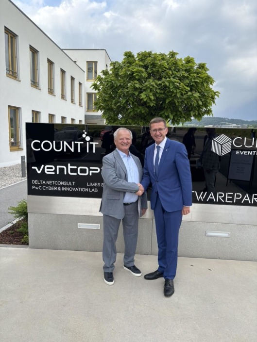 Wirtschafts-Landesrat Markus Achleitner und Maximilian Wurm – Foto: Land OÖ