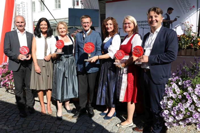 1_Alle_Preisträger_Mitterlehner_Kühtreiber_Silber_Achleitner_Schönbeck_ Gattringer_Land_OOE_Sternberger.jpg  Landessieger und alle Viertelsieger beim OÖ. Ortsbildpreis 2025 – v.l.: Bürgermeister Johann Mitterlehner, Vorchdorf, Vorstandsdirektorin Kathrin Kühtreiber, OÖ Versicherung, Bürgermeisterin Heidemarie Silber, St. Oswald bei Haslach, Wirtschafts- und Raumordnungs-Landesrat Markus Achleitner, Bürgermeisterin Bettina Schönbeck, Windhaag bei Perg, Bürgermeister Georg Gattringer, Aspach. Foto: Land OÖ/Daniela Sternberger, Verwendung mit Quellenangabe