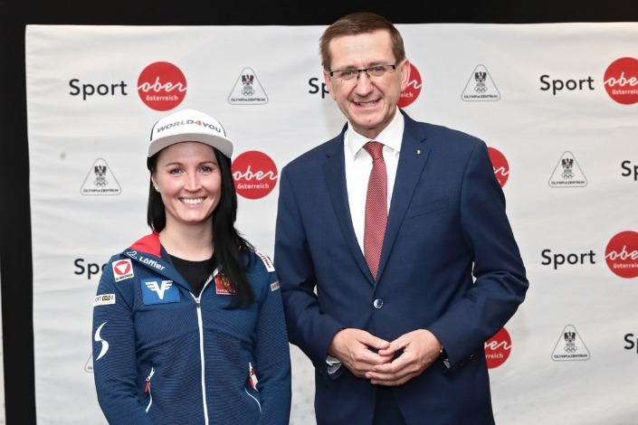 Seifriedsberger_Achleitner_Land_OOE_Kauder.jpg  Skispringerin Jacqueline Seifriedsberger und Wirtschafts- und Sport-Landesrat Markus Achleitner. Foto: Land OÖ/Daniel Kauder, Verwendung mit Quellenangabe.