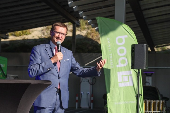 Wirtschafts- und Energie-Landesrat Markus Achleitner beim größten E-Ladepark in Österreich. – Foto: Land OÖ