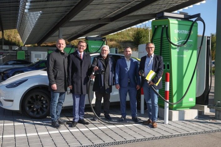 Beim größten E-Ladepark in Österreich. – Foto: Land OÖ