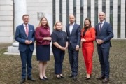 v.l.: Wirtschafts-Landesrat Markus Achleitner, OÖ, Stadträtin Barbara Novak, Wien, Bundesministerin Korinna Schumann, Landesrat Marco Tittler, Vorarlberg, Landesrätin Astrid Mair, Tirol, und Landesrat Willibald Ehrenhöfer, Steiermark.
