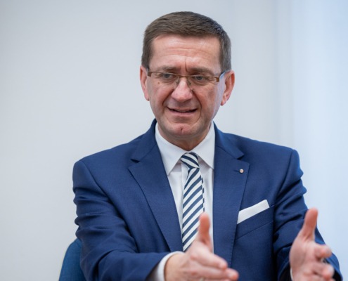 Markus Achleitner spricht und gestikuliert