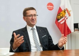 Markus Achleitner gestikuliert bei Vortrag.